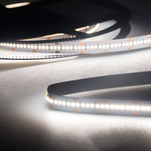 Trennstelle: 20mm mit je 6 SMD | Pitch (Lichtpunkt Mitte-Mitte): 3,33mm | 1 Einheit (Rolle) = 5m | max. Flexbandlänge pro Einspeisung: 5m | Längentoleranz + Wärmeausdehnung: 1% | erforderliche Kühlmasse min. 140 gr/m | inkl. 3M VHB Klebeband | Untergrund vor dem Ankleben reinigen und entfetten! Nicht wieder ablösen! | Es passen die Verbinder der Gruppe: K2-210 | BESONDERHEIT: Anschlusskabel beidseitig