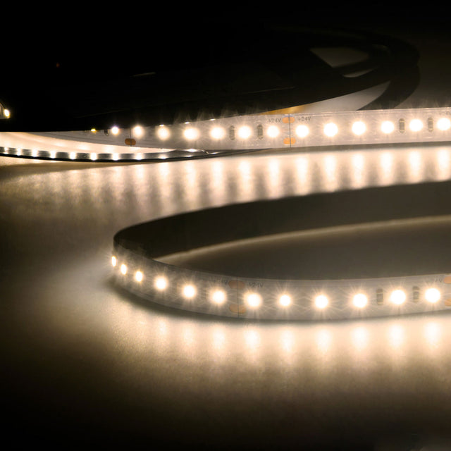 Trennstelle: 50mm mit je 6 SMD | Pitch (Lichtpunkt Mitte-Mitte): 8,33mm | 1 Einheit (Rolle) = 15m | max. Flexbandlänge pro Einspeisung: 15m | Längentoleranz + Wärmeausdehnung: 1% | erforderliche Kühlmasse min. 140 gr/m | inkl. 3M 300LSE Klebeband | Untergrund vor dem Ankleben reinigen und entfetten! Nicht wieder ablösen! | Es passen die Verbinder der Gruppe: C2-210 / K1-210 / K2-210 | BESONDERHEIT: Anschlusskabel beidseitig