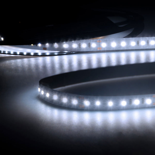 Trennstelle: 50mm mit je 6 SMD | Pitch (Lichtpunkt Mitte-Mitte): 8,33mm | 1 Einheit (Rolle) = 15m | max. Flexbandlänge pro Einspeisung: 15m | Längentoleranz + Wärmeausdehnung: 1% | erforderliche Kühlmasse min. 140 gr/m | inkl. 3M 300LSE Klebeband | Untergrund vor dem Ankleben reinigen und entfetten! Nicht wieder ablösen! | Es passen die Verbinder der Gruppe: C2-210 / K1-210 / K2-210 | BESONDERHEIT: Anschlusskabel beidseitig