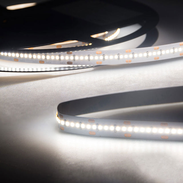 Trennstelle: 33,33mm mit je 6 SMD | Pitch (Lichtpunkt Mitte-Mitte): 5,56mm | 1 Einheit (Rolle) = 5m | max. Flexbandlänge pro Einspeisung: 10m | Längentoleranz + Wärmeausdehnung: 1% | erforderliche Kühlmasse min. 45 gr/m | inkl. 3M 300LSE Klebeband | Untergrund vor dem Ankleben reinigen und entfetten! Nicht wieder ablösen! | Es passen die Verbinder der Gruppe: K2-210 | BESONDERHEIT: Anschlusskabel beidseitig