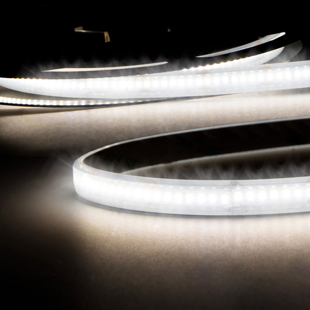 Trennstelle: 33,33mm mit je 6 SMD | Pitch (Lichtpunkt Mitte-Mitte): 5,56mm | 1 Einheit (Rolle) = 5m | max. Flexbandlänge pro Einspeisung: 10m | Längentoleranz + Wärmeausdehnung: 1% | erforderliche Kühlmasse min. 45 gr/m | inkl. 3M 300LSE Klebeband | Untergrund vor dem Ankleben reinigen und entfetten! Nicht wieder ablösen! | Silikon Verguss | BESONDERHEIT: Anschlusskabel beidseitig