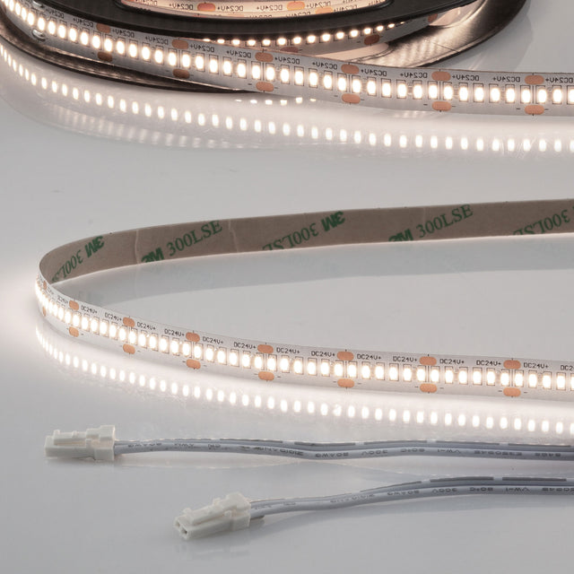 Trennstelle: 20mm mit je 6 SMD | Pitch (Lichtpunkt Mitte-Mitte): 3,33mm | 1 Einheit (Rolle) = 2,5m | max. Flexbandlänge pro Einspeisung: 10m | Längentoleranz + Wärmeausdehnung: 1% | erforderliche Kühlmasse min. 45 gr/m | inkl. 3M VHB Klebeband | Untergrund vor dem Ankleben reinigen und entfetten! Nicht wieder ablösen! | Es passen die Verbinder der Gruppe: K2-210 | 30cm Anschlusskabel beidseitig mit maleAMP, Aderquerschnitt 0,5mm²