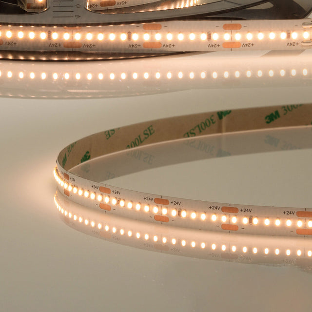 Trennstelle: 25mm mit je 7 SMD | Pitch (Lichtpunkt Mitte-Mitte): 3,57mm | 1 Einheit (Rolle) = 5m | max. Flexbandlänge pro Einspeisung: 5m | Längentoleranz + Wärmeausdehnung: 1% | erforderliche Kühlmasse min. 75 gr/m | inkl. 3M 300LSE Klebeband | Untergrund vor dem Ankleben reinigen und entfetten! Nicht wieder ablösen! | Es passen die Verbinder der Gruppe: K2-28 | BESONDERHEIT: Anschlusskabel beidseitig