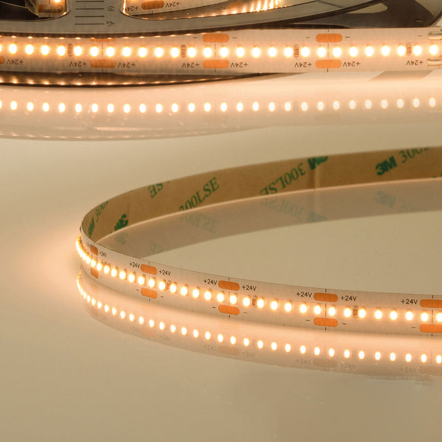 Trennstelle: 25mm mit je 7 SMD | Pitch (Lichtpunkt Mitte-Mitte): 3,57mm | 1 Einheit (Rolle) = 5m | max. Flexbandlänge pro Einspeisung: 5m | Längentoleranz + Wärmeausdehnung: 1% | erforderliche Kühlmasse min. 75 gr/m | inkl. 3M 300LSE Klebeband | Untergrund vor dem Ankleben reinigen und entfetten! Nicht wieder ablösen! | Es passen die Verbinder der Gruppe: K2-28 | BESONDERHEIT: Anschlusskabel beidseitig