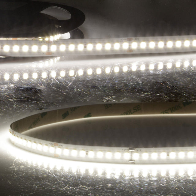 Trennstelle: 50mm mit je 9 SMD | Pitch (Lichtpunkt Mitte-Mitte): 5,56mm | 1 Einheit (Rolle) = 5m | max. Flexbandlänge pro Einspeisung: 10m | Längentoleranz + Wärmeausdehnung: 1% | erforderliche Kühlmasse min. 45 gr/m | inkl. 3M 9080A Klebeband | Untergrund vor dem Ankleben reinigen und entfetten! Nicht wieder ablösen! | Es passen die Verbinder der Gruppe: K2-210 | BESONDERHEIT: Anschlusskabel beidseitig