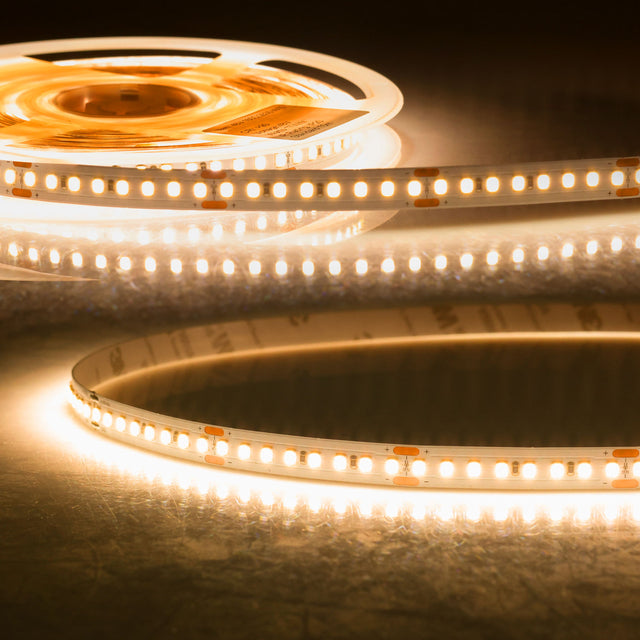 Trennstelle: 50mm mit je 8 SMD | Pitch (Lichtpunkt Mitte-Mitte): 6,25mm | 1 Einheit (Rolle) = 10m | max. Flexbandlänge pro Einspeisung: 10m | Längentoleranz + Wärmeausdehnung: 1% | erforderliche Kühlmasse min. 140 gr/m | inkl. 3M 300LSE Klebeband | Untergrund vor dem Ankleben reinigen und entfetten! Nicht wieder ablösen! | Es passen die Verbinder der Gruppe: C2-210 / K2-210 | BESONDERHEIT: Anschlusskabel beidseitig