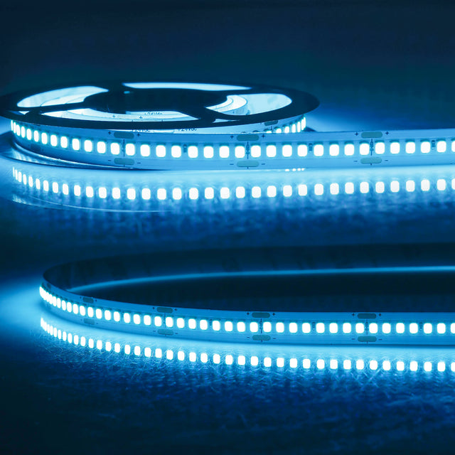 Trennstelle: 33,33mm mit je 8 SMD | Pitch (Lichtpunkt Mitte-Mitte): 4,17mm | 1 Einheit (Rolle) = 5m | max. Flexbandlänge pro Einspeisung: 5m | Längentoleranz + Wärmeausdehnung: 1% | erforderliche Kühlmasse min. 140 gr/m | inkl. 3M 300LSE Klebeband | Untergrund vor dem Ankleben reinigen und entfetten! Nicht wieder ablösen! | Es passen die Verbinder der Gruppe: C2-210 / K2-210 | BESONDERHEIT: Anschlusskabel beidseitig