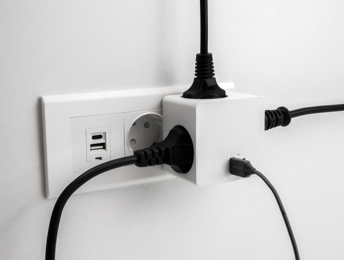 Delock Steckdosenwürfel 3-fach mit Kindersicherung und USB PD 3.0 Ladegerät 20 W weiß
