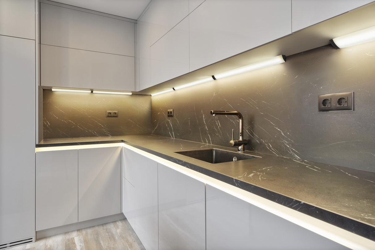 LEDVANCE LED-Lichtleiste 7,5W 3000-6500K Linear Angle Frameless Sensor 55cm 480lm