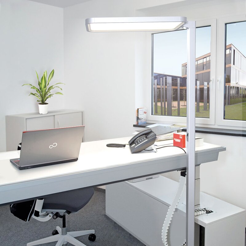 https://desk.syncspider.com/media/3885227/dotlux-led-stehleuchte-studiobutler-80w-4000k-dimmbar-silber~3.jpg