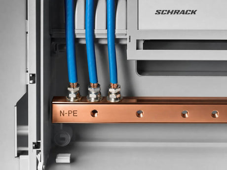 Aufgebauter Schaltschrank mit Stromzähler