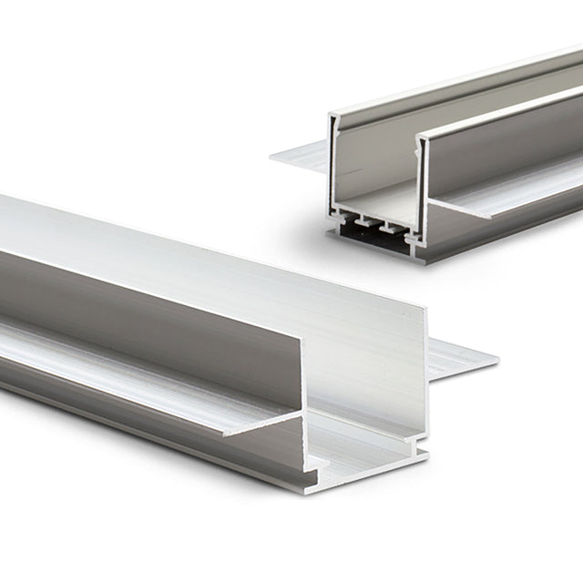 Aluminium Installationskanal für Profile der Serie WING/XWAY - zur Vormontage in Rigipswänden mit einer Stärke von 1,5cm geeignet. Der Installationskanal wird mit dem Rigips direkt verschraubt, verklebt oder verspachtelt. Somit bleibt die Rigipswand oder Decke komplett stabil. Bei Endmontage die Aufbauprofile der Serie WING/XWAY einschieben und mittels Clip (Art.Nr. 112335) befestigen. Clips bitte gesondert bestellen.