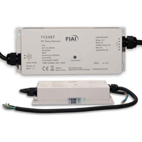 Frequenz 434MHz/868MHz, 1 Zone Single-Color / RGB+W / weissdynamischer Outdoor-Sequenzer, kann von bis zu 5 verschiedenen Sys-One Controllern angesprochen werden.  Programmierung bleibt auch nach Abschalten der Stromzufuhr erhalten. Installation und Anschluss ausschließlich Spannungsfrei durchführen!