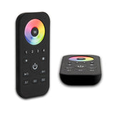 4 Zonen (RGB) getrennt oder synchron ansteuerbar, kann auf beliebig viele Sys-One Sequenzer in einem gemeinsamen Funkempfangsbereich (max. 30 Meter) eingelernt werden, der Weißkanal wird über die W Taste in der Mitte des Farbrades angesprochen und gedimmt, 3 Speicherplätze, 3 AAA Batterien benötigt (nicht enthalten)