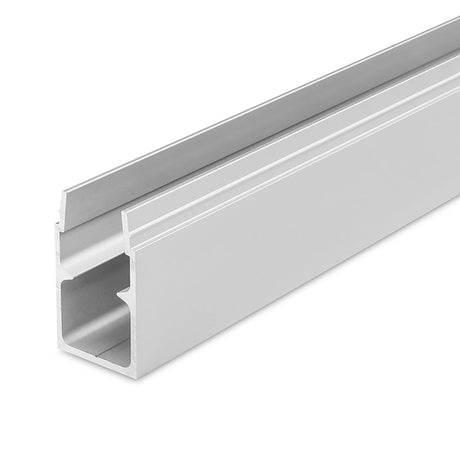 Der Kabelkanal hat eine Länge von 1000 mm und kann sehr einfach durch ein Klicksystem auf die Lichtleiste montiert werden inkl. Platz für ein Stromkabel mit Stecker