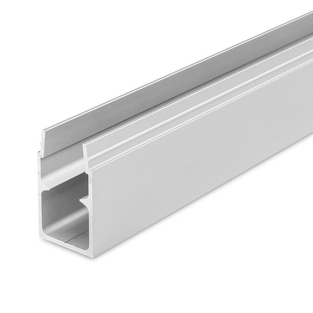 Der Kabelkanal hat eine Länge von 1000 mm und kann sehr einfach durch ein Klicksystem auf die Lichtleiste montiert werden inkl. Platz für ein Stromkabel mit Stecker