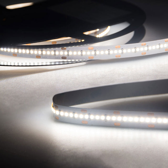 Trennstelle: 25mm mit je 7 SMD | Pitch (Lichtpunkt Mitte-Mitte): 3,57mm | 1 Einheit (Rolle) = 5m | max. Flexbandlänge pro Einspeisung: 5m | Längentoleranz + Wärmeausdehnung: 1% | erforderliche Kühlmasse min. 140 gr/m | inkl. 3M 300LSE Klebeband | Untergrund vor dem Ankleben reinigen und entfetten! Nicht wieder ablösen! | Es passen die Verbinder der Gruppe: K2-210 | BESONDERHEIT: Anschlusskabel beidseitig