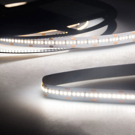 Trennstelle: 25mm mit je 6 SMD | Pitch (Lichtpunkt Mitte-Mitte): 4,17mm | 1 Einheit (Rolle) = 5m | max. Flexbandlänge pro Einspeisung: 10m | Längentoleranz + Wärmeausdehnung: 1% | erforderliche Kühlmasse min. 75 gr/m | inkl. 3M 300LSE Klebeband | Untergrund vor dem Ankleben reinigen und entfetten! Nicht wieder ablösen! | Es passen die Verbinder der Gruppe: K2-210 | BESONDERHEIT: Anschlusskabel beidseitig