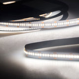 Trennstelle: 33,33mm mit je 6 SMD | Pitch (Lichtpunkt Mitte-Mitte): 5,56mm | 1 Einheit (Rolle) = 20m | max. Flexbandlänge pro Einspeisung: 10m | Längentoleranz + Wärmeausdehnung: 1% | erforderliche Kühlmasse min. 45 gr/m | inkl. 3M 300LSE Klebeband | Untergrund vor dem Ankleben reinigen und entfetten! Nicht wieder ablösen! | Es passen die Verbinder der Gruppe: K2-210 | BESONDERHEIT: Anschlusskabel beidseitig