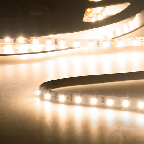 Trennstelle: 50mm mit je 6 SMD | Pitch (Lichtpunkt Mitte-Mitte): 8,33mm | 1 Einheit (Rolle) = 5m | max. Flexbandlänge pro Einspeisung: 5m | Längentoleranz + Wärmeausdehnung: 1% | erforderliche Kühlmasse min. 45 gr/m | inkl. 3M 300LSE Klebeband | Untergrund vor dem Ankleben reinigen und entfetten! Nicht wieder ablösen! | Es passen die Verbinder der Gruppe: K2-26 | BESONDERHEIT: Anschlusskabel beidseitig