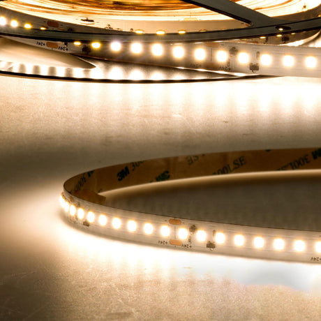 Trennstelle: 55,55mm mit je 8 SMD | Pitch (Lichtpunkt Mitte-Mitte): 6,94mm | 1 Einheit (Rolle) = 5m | max. Flexbandlänge pro Einspeisung: 5m | Längentoleranz + Wärmeausdehnung: 1% | erforderliche Kühlmasse min. 140 gr/m | inkl. 3M 9080A Klebeband | Untergrund vor dem Ankleben reinigen und entfetten! Nicht wieder ablösen! | Es passen die Verbinder der Gruppe: K1-210 / K2-210 | BESONDERHEIT: Anschlusskabel beidseitig