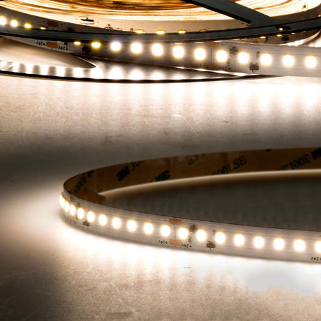 Trennstelle: 55,55mm mit je 8 SMD | Pitch (Lichtpunkt Mitte-Mitte): 6,94mm | 1 Einheit (Rolle) = 5m | max. Flexbandlänge pro Einspeisung: 5m | Längentoleranz + Wärmeausdehnung: 1% | erforderliche Kühlmasse min. 140 gr/m | inkl. 3M 300LSE Klebeband | Untergrund vor dem Ankleben reinigen und entfetten! Nicht wieder ablösen! | Es passen die Verbinder der Gruppe: K1-210 / K2-210 | BESONDERHEIT: Anschlusskabel beidseitig