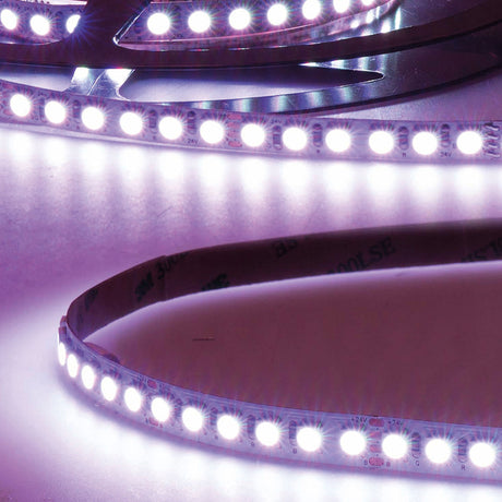 Trennstelle: 50mm mit je 6 SMD | Pitch (Lichtpunkt Mitte-Mitte): 8,33mm | 1 Einheit (Rolle) = 10m | max. Flexbandlänge pro Einspeisung: 10m | Längentoleranz + Wärmeausdehnung: 1% | erforderliche Kühlmasse min. 140 gr/m | inkl. 3M 300LSE Klebeband | Untergrund vor dem Ankleben reinigen und entfetten! Nicht wieder ablösen! | Es passen die Verbinder der Gruppe: C2-410 | BESONDERHEIT: Anschlusskabel beidseitig