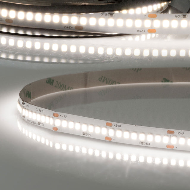Trennstelle: 33,33mm mit je 8 SMD | Pitch (Lichtpunkt Mitte-Mitte): 4,17mm | 1 Einheit (Rolle) = 5m | max. Flexbandlänge pro Einspeisung: 3m | Längentoleranz + Wärmeausdehnung: 1% | erforderliche Kühlmasse min. 140 gr/m | inkl. 3M 300LSE Klebeband | Untergrund vor dem Ankleben reinigen und entfetten! Nicht wieder ablösen! | Es passen die Verbinder der Gruppe: K2-210 | BESONDERHEIT: Anschlusskabel beidseitig