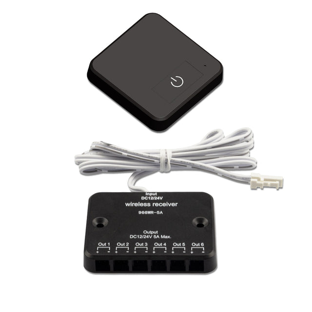 Empfänger mit 6-fach Verteiler (MiniAMP female-Buchse) und 1m Anschlusskabel, Aderquerschnitt 0,5mm² (MiniAMP male-Stecker), max. Distanz zwischen Fernbedienung und Empfänger: 10m, zuletzt gewählte Einstellung bleibt auch bei Trennung der Stromzufuhr erhalten, eine CR2032 3V Knopfzellenbatterie für den Touch-Button und eine anschraubbarer Haltemagnet wird mitgeliefert