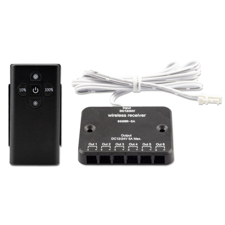 Empfänger mit 6-fach Verteiler (MiniAMP female-Buchse) und 1m Anschlusskabel, Aderquerschnitt 0,5mm² (MiniAMP male-Stecker), max. Distanz zwischen Fernbedienung und Empfänger: 10m, zuletzt gewählte Einstellung bleibt auch bei Trennung der Stromzufuhr erhalten, eine CR2032 3V Knopfzellenbatterie für die Fernbedienung wird mitgeliefert, Rückseite der Fernbedienung ist magnetisch, inkl. Wandhalterung
