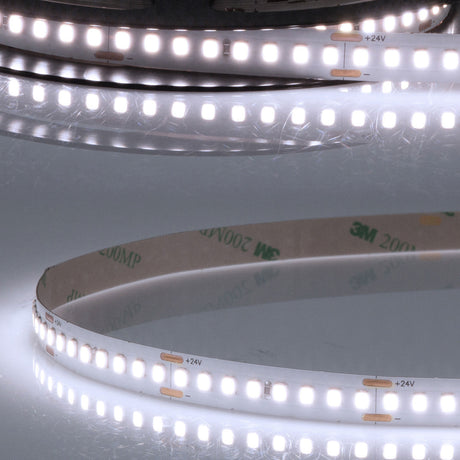 Trennstelle: 50mm mit je 8 SMD | Pitch (Lichtpunkt Mitte-Mitte): 6,25mm | 1 Einheit (Rolle) = 5m | max. Flexbandlänge pro Einspeisung: 5m | Längentoleranz + Wärmeausdehnung: 1% | erforderliche Kühlmasse min. 75 gr/m | inkl. 3M 9080A Klebeband | Untergrund vor dem Ankleben reinigen und entfetten! Nicht wieder ablösen! | Es passen die Verbinder der Gruppe: K2-210 | BESONDERHEIT: Anschlusskabel beidseitig