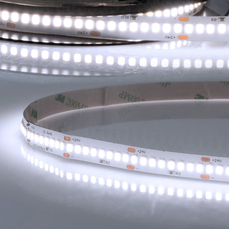 Trennstelle: 33,33mm mit je 8 SMD | Pitch (Lichtpunkt Mitte-Mitte): 4,17mm | 1 Einheit (Rolle) = 5m | max. Flexbandlänge pro Einspeisung: 3m | Längentoleranz + Wärmeausdehnung: 1% | erforderliche Kühlmasse min. 140 gr/m | inkl. 3M 9080A Klebeband | Untergrund vor dem Ankleben reinigen und entfetten! Nicht wieder ablösen! | Es passen die Verbinder der Gruppe: K2-210 | BESONDERHEIT: Anschlusskabel beidseitig