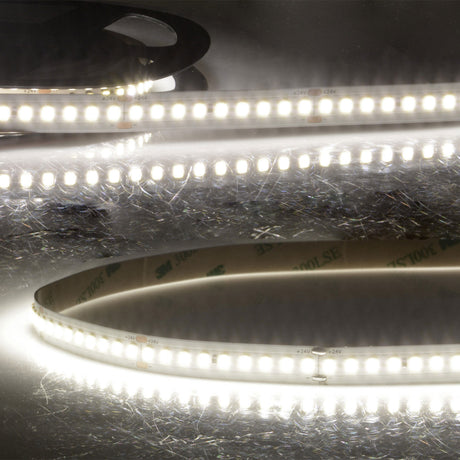 Trennstelle: 50mm mit je 9 SMD | Pitch (Lichtpunkt Mitte-Mitte): 5,56mm | 1 Einheit (Rolle) = 5m | max. Flexbandlänge pro Einspeisung: 10m | Längentoleranz + Wärmeausdehnung: 1% | erforderliche Kühlmasse min. 45 gr/m | inkl. 3M 300LSE Klebeband | Untergrund vor dem Ankleben reinigen und entfetten! Nicht wieder ablösen! | Es passen die Verbinder der Gruppe: K2-210 | BESONDERHEIT: Anschlusskabel beidseitig