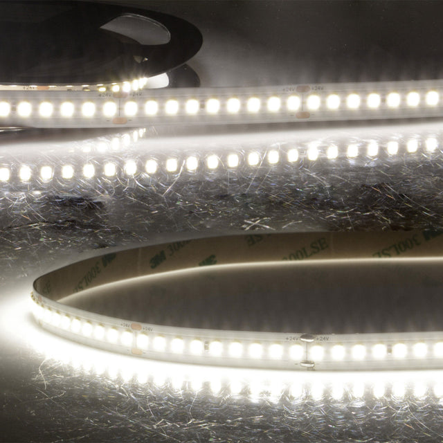Trennstelle: 50mm mit je 9 SMD | Pitch (Lichtpunkt Mitte-Mitte): 5,56mm | 1 Einheit (Rolle) = 5m | max. Flexbandlänge pro Einspeisung: 10m | Längentoleranz + Wärmeausdehnung: 1% | erforderliche Kühlmasse min. 45 gr/m | inkl. 3M 300LSE Klebeband | Untergrund vor dem Ankleben reinigen und entfetten! Nicht wieder ablösen! | Es passen die Verbinder der Gruppe: K2-210 | BESONDERHEIT: Anschlusskabel beidseitig