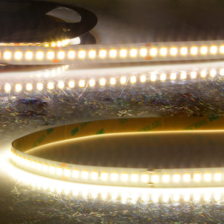 Trennstelle: 50mm mit je 9 SMD | Pitch (Lichtpunkt Mitte-Mitte): 5,56mm | 1 Einheit (Rolle) = 5m | max. Flexbandlänge pro Einspeisung: 10m | Längentoleranz + Wärmeausdehnung: 1% | erforderliche Kühlmasse min. 45 gr/m | inkl. 3M 9080A Klebeband | Untergrund vor dem Ankleben reinigen und entfetten! Nicht wieder ablösen! | Es passen die Verbinder der Gruppe: K2-210 | BESONDERHEIT: Anschlusskabel beidseitig