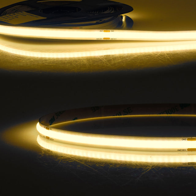 Trennstelle: 50mm mit je 24 SMD | Pitch (Lichtpunkt Mitte-Mitte): 2,08mm | 1 Einheit (Rolle) = 5m | max. Flexbandlänge pro Einspeisung: 5m | Längentoleranz + Wärmeausdehnung: 1% | erforderliche Kühlmasse min. 45 gr/m | inkl. 3M 300LSE Klebeband | Untergrund vor dem Ankleben reinigen und entfetten! Nicht wieder ablösen! | Es passen die Verbinder der Gruppe: K2-28 | BESONDERHEIT: Anschlusskabel einseitig