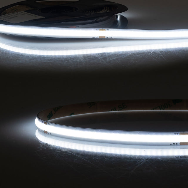 Trennstelle: 50mm mit je 24 SMD | Pitch (Lichtpunkt Mitte-Mitte): 2,08mm | 1 Einheit (Rolle) = 5m | max. Flexbandlänge pro Einspeisung: 5m | Längentoleranz + Wärmeausdehnung: 1% | erforderliche Kühlmasse min. 45 gr/m | inkl. 3M 300LSE Klebeband | Untergrund vor dem Ankleben reinigen und entfetten! Nicht wieder ablösen! | Es passen die Verbinder der Gruppe: K2-28 | BESONDERHEIT: Anschlusskabel einseitig