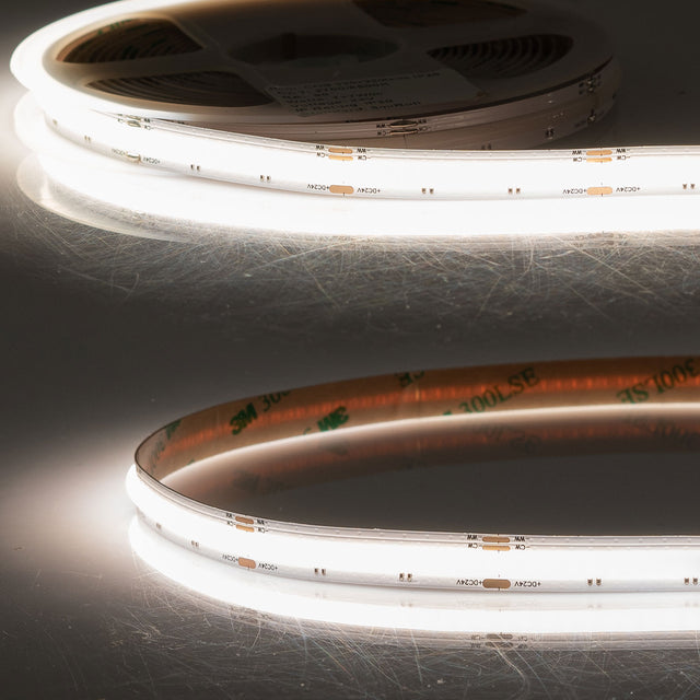 Trennstelle: 25mm mit je 16 SMD | Pitch (Lichtpunkt Mitte-Mitte): 3,12mm | 1 Einheit (Rolle) = 5m | max. Flexbandlänge pro Einspeisung: 5m | Längentoleranz + Wärmeausdehnung: 1% | erforderliche Kühlmasse min. 75 gr/m | inkl. 3M 300LSE Klebeband | Untergrund vor dem Ankleben reinigen und entfetten! Nicht wieder ablösen! | Es passen die Verbinder der Gruppe: K2-310-V2 | BESONDERHEIT: Anschlusskabel einseitig