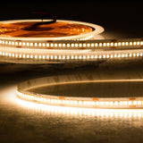 Trennstelle: 33,33mm mit je 8 SMD | Pitch (Lichtpunkt Mitte-Mitte): 4,17mm | 1 Einheit (Rolle) = 5m | max. Flexbandlänge pro Einspeisung: 10m | Längentoleranz + Wärmeausdehnung: 1% | erforderliche Kühlmasse min. 280 gr/m | inkl. 3M 300LSE Klebeband | Untergrund vor dem Ankleben reinigen und entfetten! Nicht wieder ablösen! | Es passen die Verbinder der Gruppe: C2-210 / K2-210 | BESONDERHEIT: Anschlusskabel beidseitig