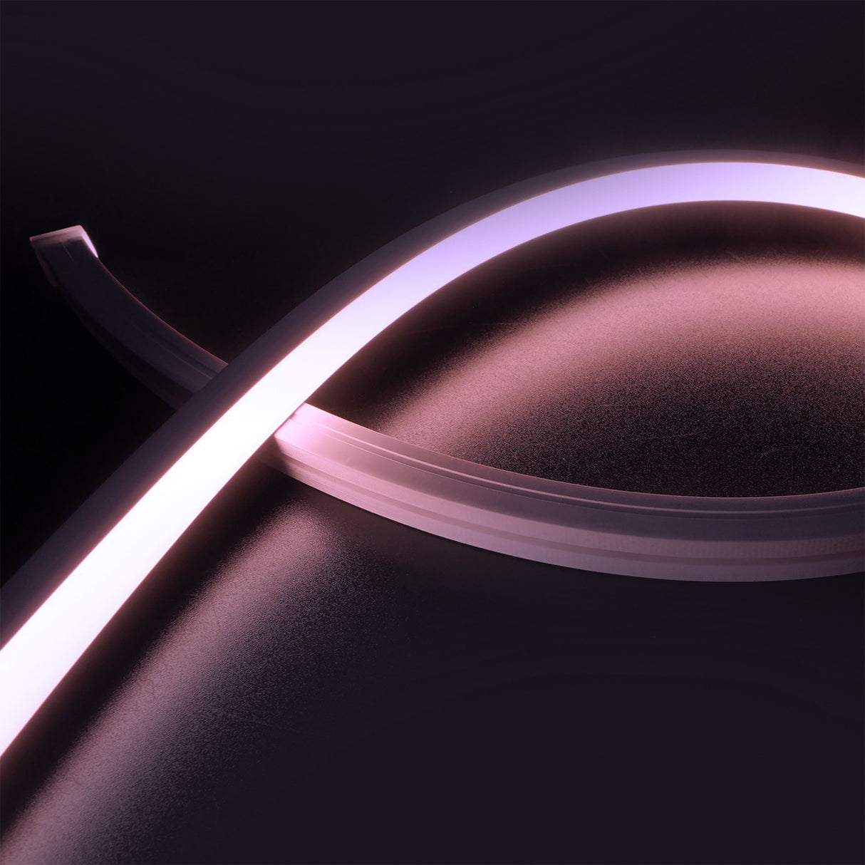 Trennstelle: 62,5mm mit je 6 SMD | Pitch (Lichtpunkt Mitte-Mitte): 10,42mm | 1 Einheit (Rolle) = 5m | max. Flexbandlänge pro Einspeisung: 5m | Längentoleranz + Wärmeausdehnung: 1% | kein Kühlprofil erforderlich | ohne Klebeband! | Silikon Verguss | BESONDERHEIT: 30cm 4-pol. Mantelleitung beidseitig, weiß, Anschluß stirnseitig, offene Litze | HINWEIS: in der Breite und Höhe bündige Endkappen, vertikal biegbar (Biegeradius min. 60mm)