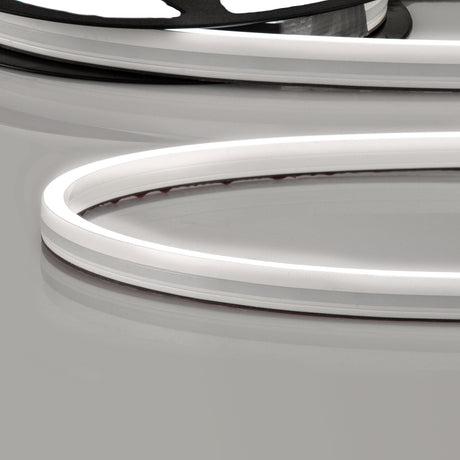Trennstelle: 50mm mit je 7 SMD | Pitch (Lichtpunkt Mitte-Mitte): 7,14mm | 1 Einheit (Rolle) = 5m | max. Flexbandlänge pro Einspeisung: 5m | Längentoleranz + Wärmeausdehnung: 1% | kein Kühlprofil erforderlich | ohne Klebeband! | Silikon Verguss | BESONDERHEIT: 30cm 2-pol. Mantelleitung beidseitig, weiß, Anschluß stirnseitig, mit Mini Amp Male-Stecker L814 | HINWEIS: in der Breite und Höhe bündige Endkappen, horizontal biegbar (Biegeradius min. 60mm)
