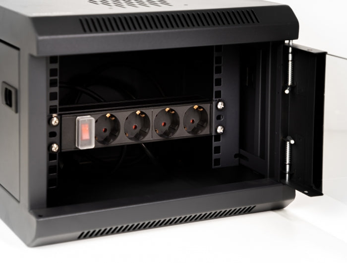 Delock 10″ Steckdosenleiste 4-fach mit Schutzkontakt Schalter 1 HE schwarz