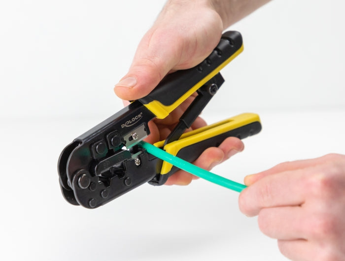 Delock Universelle Crimpzange mit Abisolierer für 8P (RJ45) oder 6P (RJ12/11) Stecker