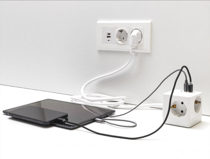 Delock Steckdosenwürfel mit Verlängerungskabel 3-fach mit Kindersicherung und USB Ladegerät, 1,5 m Kabel, weiß