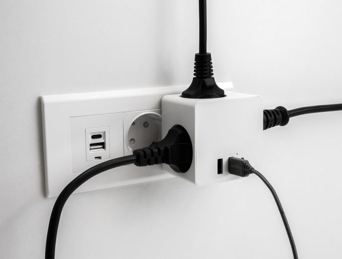 Delock Steckdosenwürfel 3-fach mit Kindersicherung und USB Ladegerät weiß