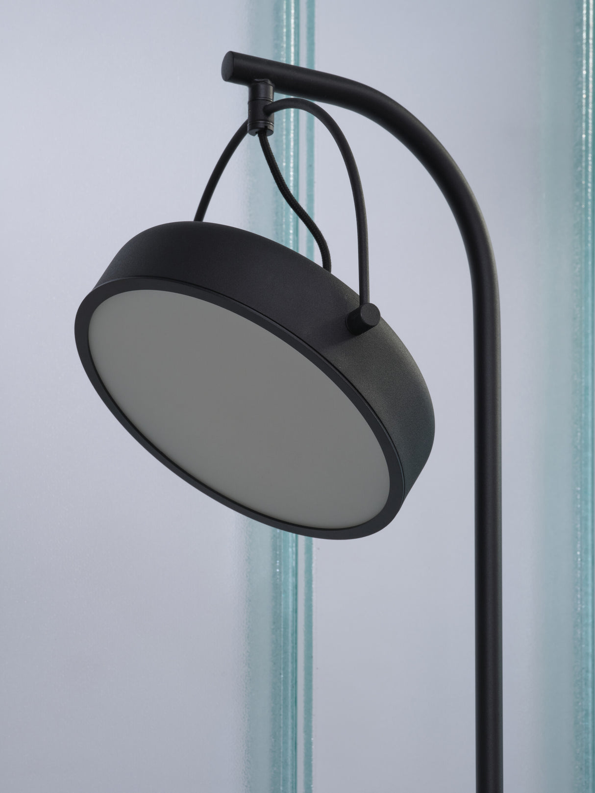 LEDVANCE LED-Stehleuchte 12W 3000K 590lm Decor Puck Floor 12W 930 Black EVG sw