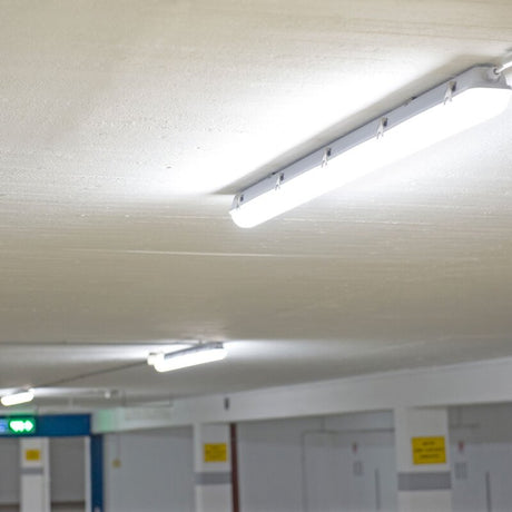 https://desk.syncspider.com/media/3887376/dotlux-led-feuchtraumleuchte-mistral-ip66-640mm-max37w-4000k-gefrostet~6.jpg