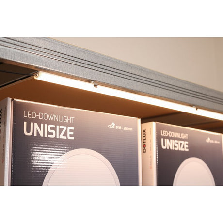 https://desk.syncspider.com/media/3888352/dotlux-led-regalleuchte-retailo-1130mm-12w-24v-3000k-inklnetzteil-plugplay-set-4-stueck~3.jpg
