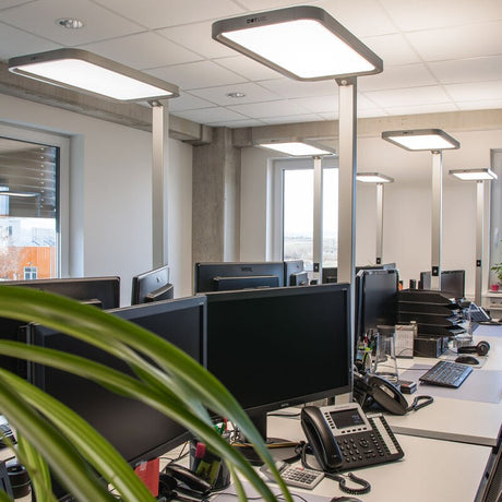 https://desk.syncspider.com/media/3885226/dotlux-led-stehleuchte-studiobutler-80w-4000k-dimmbar-silber~2.jpg